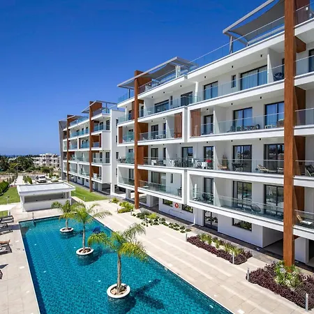 New Coral + Pool & Sauna Apartment Paphos