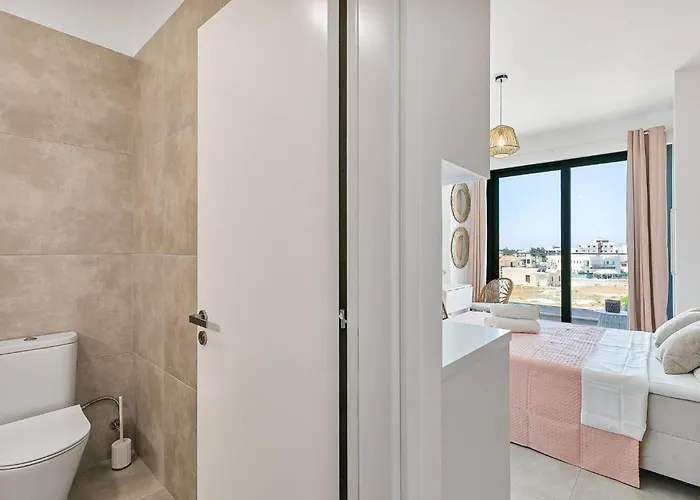 New Coral + Pool & Sauna アパート