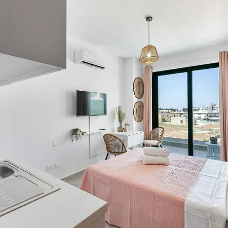 New Coral + Pool & Sauna 公寓 Paphos