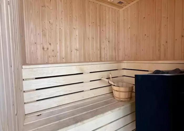 New Coral + Pool & Sauna 아파트 파포스